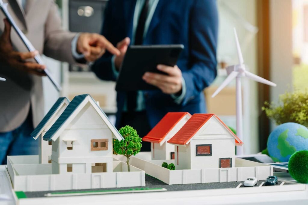 Agente inmobiliario con cliente donde le esta enseñando propiedades en Puebla